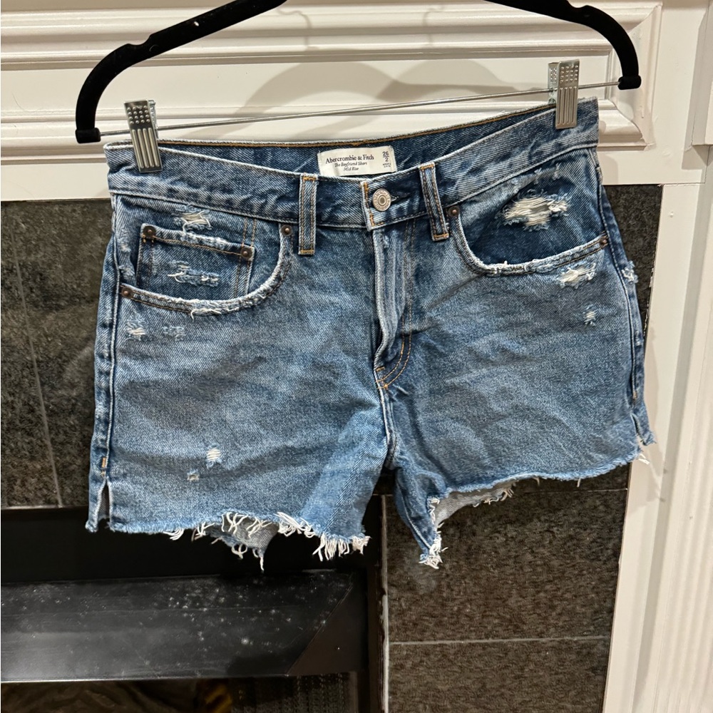 Abercrombie Boyfriend Mid-Rise Shorts - Medium Wash - 26 - Great Condition